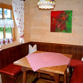 Glampingunterkunft: Ferienhütte "Schober": gemütliche Sitzecke - Ferienhütten am CAMP MondSeeLand