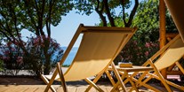Luxuscamping - Krk - Große überdachte Terrasse mit zwei Sonnenliegen und Lounge-Sesseln - Krk Premium Camping Resort - Valamar Krk Premium Camping Resort - Safari-Zelte