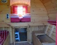 Glampingunterkunft: Viel Stauraum. Die Sitzbänke lassen sich erweitern zu zwei Betten für Kinder bis 140cm. - Campingfässer (Schlafffässer)