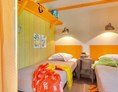 Glampingunterkunft: Schlafzimmer mit zwei Einzelbetten - Cabane Jardin für 6 Personen am Camping Le Sérignan Plage