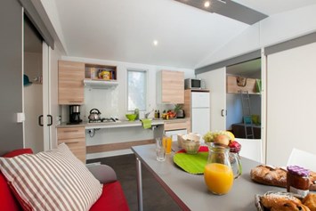 Glampingunterkunft: Küche und Wohnraum - Cottage "PMR" für 4 Personen am Camping Le Sérignan Plage