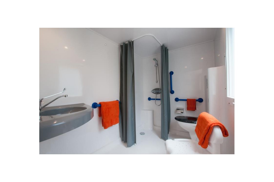 Glampingunterkunft: Rollstuhlgerechte Sanitäranlage - Cottage "PMR" für 4 Personen am Camping Le Sérignan Plage