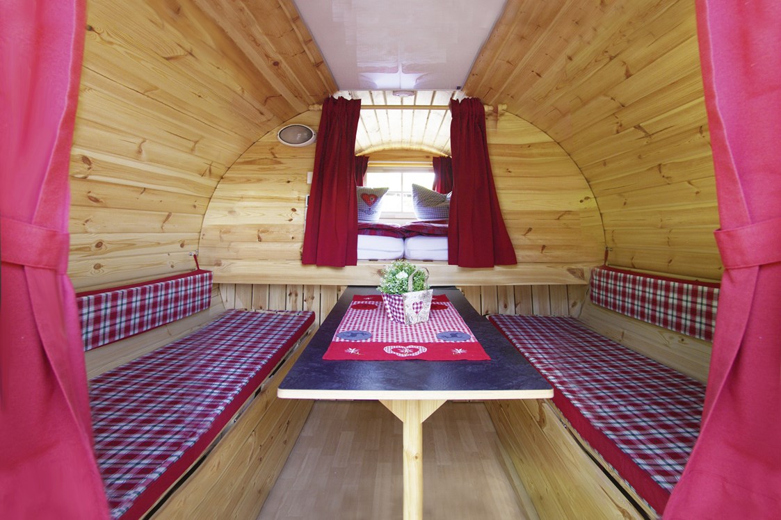 Glampingunterkunft: Alle Schlaffässer haben eine gemütliche Innenausstattung mit Doppelbett, Tisch und Sitzgelegenheiten, die zu Schlafplätzen umgebaut werden können.....Heizung inklusive! - Campingpark Heidewald