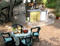 Glampingunterkunft: Essplatz und Küche unter schattigen Wildoliven - Königszelt in Sardinien