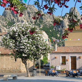 Glampingunterkunft: das charmante Dorf San Pantaleo, 4km entfernt - Königszelt in Sardinien