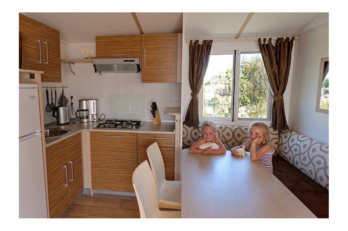 Glampingunterkunft: Küche mit Eckbank - SunLodge Aspen von Suncamp auf Solaris Camping Beach Resort