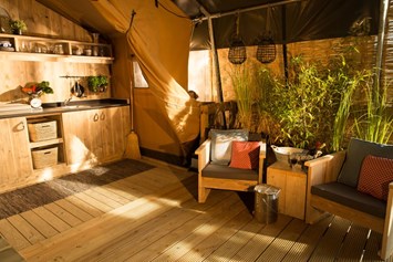 Glampingunterkunft: Einrichtung mit Küche - SunLodge Bintulu von Suncamp auf Camping Village Poljana