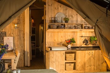 Glampingunterkunft: Küche im Eingangsbereich - SunLodge Bintulu von Suncamp auf Camping Village Poljana