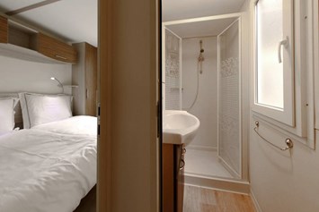 Glampingunterkunft: Schlafzimmer und Badezimmer - SunLodge Aspen oder Maple von Suncamp auf Camping Bella Austria