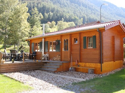 Luxuscamping - Außenansicht Blockhaus Tirol, Lage direkt am Camping Dreiländereck - Blockhütte Tirol Camping Dreiländereck Tirol