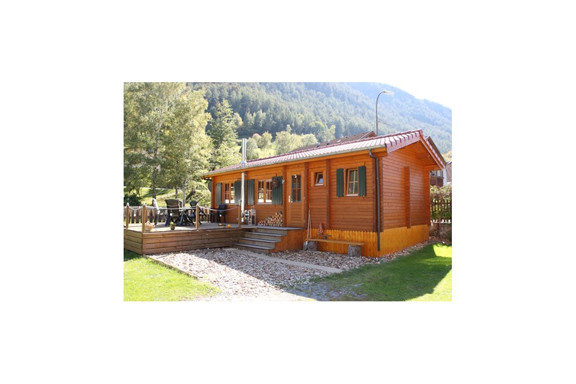 Glampingunterkunft: Außenansicht Blockhaus Tirol, Lage direkt am Camping Dreiländereck - Blockhütte Tirol Camping Dreiländereck Tirol