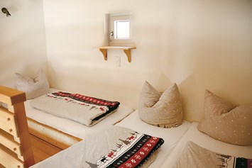 Glampingunterkunft: Schlafbereich auf der Galerie - Berghütten Komfort im Camping Resort Zugspitze