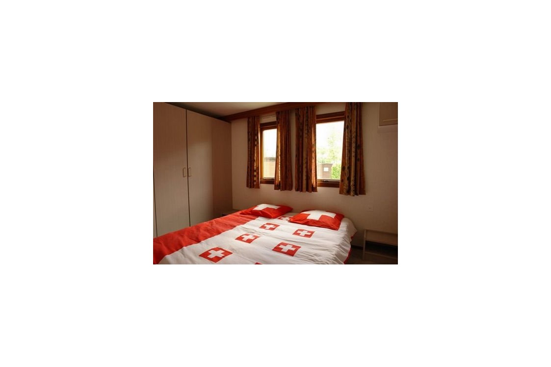 Glampingunterkunft: Bequemes Doppelbett - Chalet am Camping Swiss-Plage