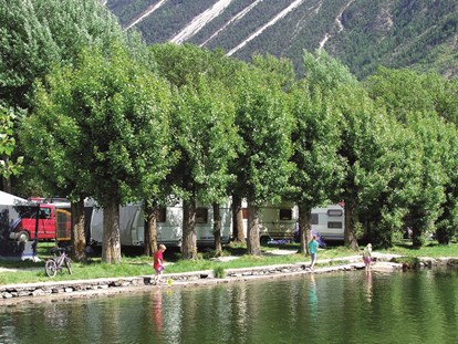Luxury camping - Preisniveau: moderat - Valais - Wunderschön am Wasser gelegen - Camping Swiss-Plage Wohnwagen auf Camping Swiss-Plage