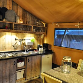 Glampingunterkunft: Küche mit Geschirr für 5 Personen - Safari Zeltlodge mit exklusiver Ausstattung