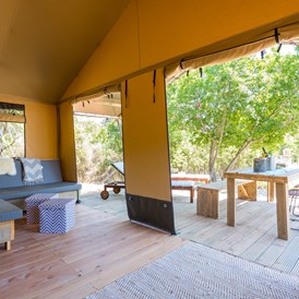 Glampingunterkunft: Safari-zelt deluxe (6 personen) Wohnzimmer und Terrasse - Boutique camping Nono Ban
