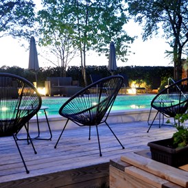 Glampingunterkunft: Open air relax pool area by night - B&B Suite Mobileheime für 2 Personen mit eigenem Garten