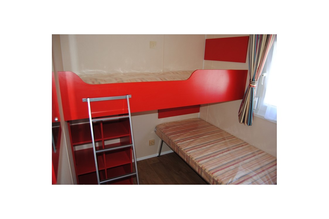 Glampingunterkunft: 2 kleine Schlafzimmer mit jeweils 2 Einzelbetten (als schräg gestelltes Hochbett) - Luxus Mobilheime Normandy für 8 Personen auf Camping Fuussekaul