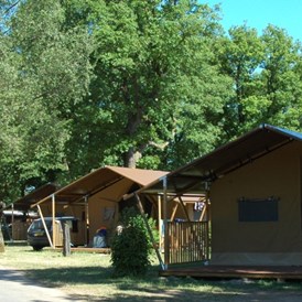 Glampingunterkunft: Gemütlich eingerichtete Safarizelte auf Camping Fuussekaul