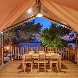 Glampingunterkunft: geräumige überdachte Terrasse - Safari-Zelte auf Lanterna Premium Camping Resort
