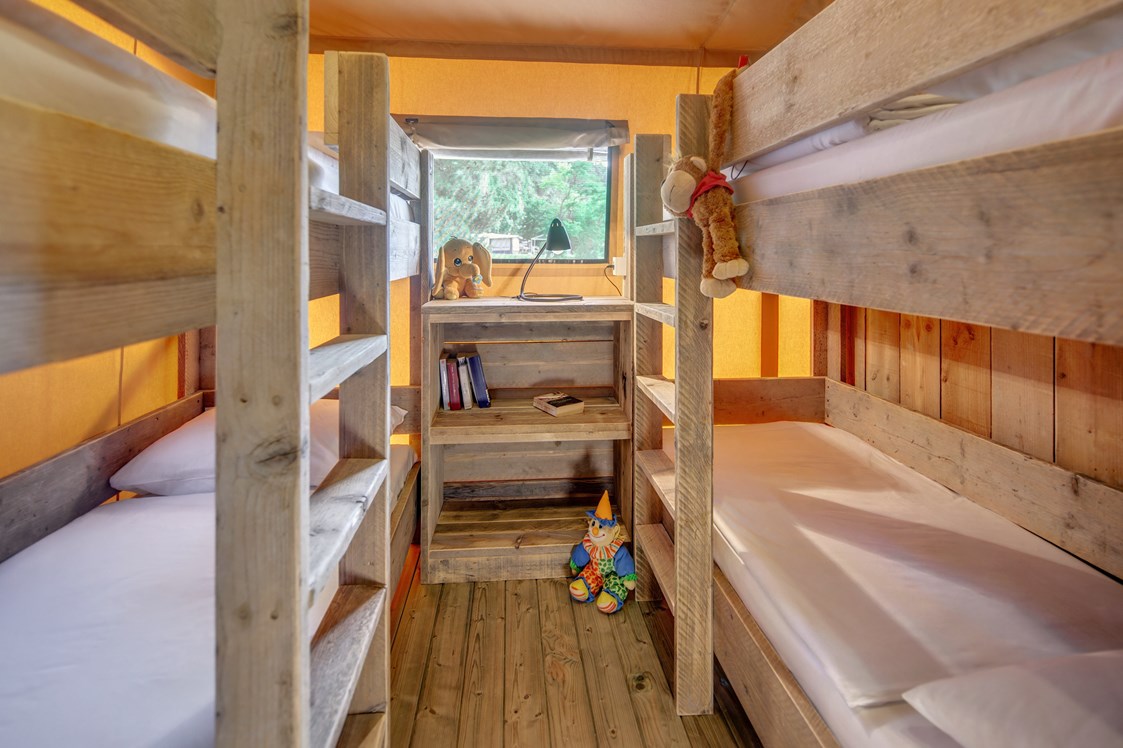 Glampingunterkunft: Kinderzimmer mit zwei Stockbetten - Safari-Zelte auf Lanterna Premium Camping Resort