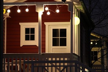 Glampingunterkunft: abends auf Terrasse - Seehaus direkt am See mit eigener Seeterrasse