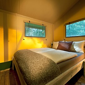 Glampingunterkunft: Schlafzimmer Safari-Lodge-Zelt "Hippo" - Safari-Lodge-Zelt "Hippo" am Nature Resort Natterer See