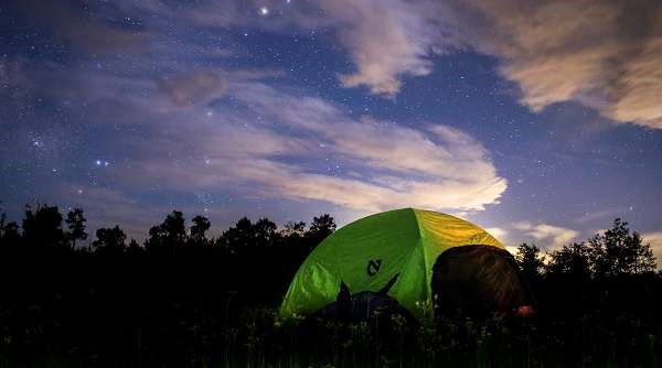 Zelten unter Sternenhimmel
