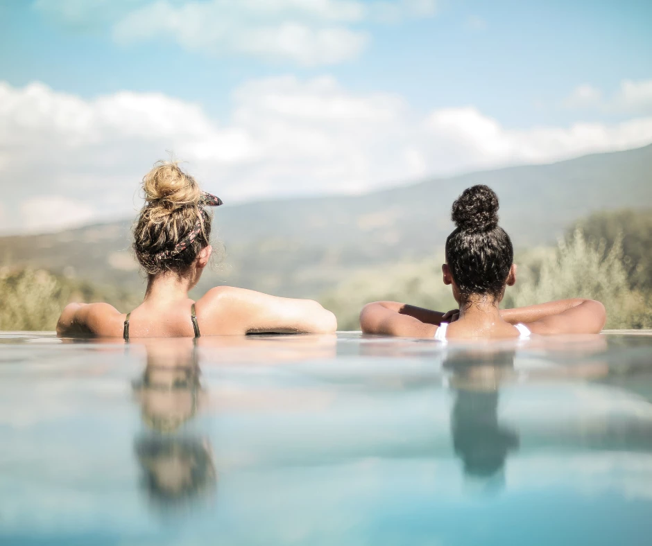 2 Frauen im Pool