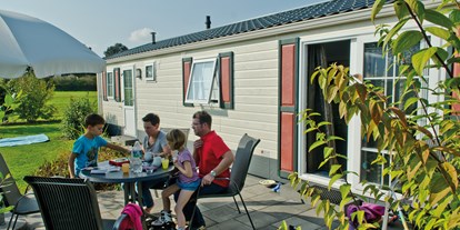 Luxuscamping - Terrasse - Niederrhein - Landhaus Chalet für bis zu fünf Personen von außen ©Campingpark Kerstgenshof - Campingpark Kerstgenshof Landhaus-Chalets für 5 Personen auf dem Campingpark Kerstgenshof