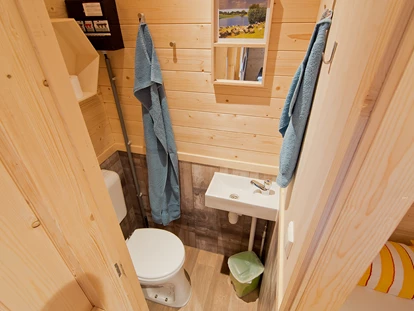 Luxury camping - WC - Niederrhein - Das WC mit Handwaschbecken in der Lodge ©Campingpark Kerstgenshof - Campingpark Kerstgenshof Lodge für bis zu drei Personen auf dem Campingpark Kerstgenshof
