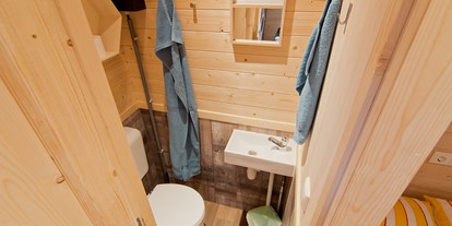Luxuscamping - Terrasse - Niederrhein - Das WC mit Handwaschbecken in der Lodge ©Campingpark Kerstgenshof - Campingpark Kerstgenshof Lodge für bis zu drei Personen auf dem Campingpark Kerstgenshof