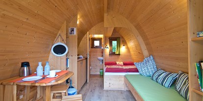 Luxuscamping - Art der Unterkunft: Hütte/POD - Sonsbeck - Sitzecke, Doppelbett und Couch im Pod © Campingpark Kerstgenshof - Campingpark Kerstgenshof Pods auf dem Campingpark Kerstgenshof