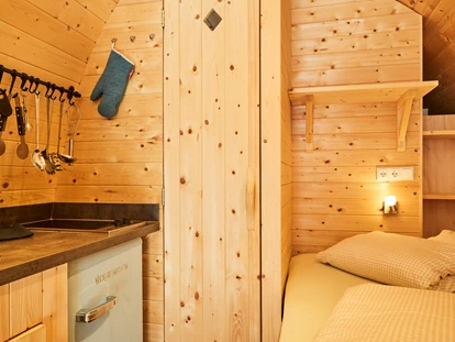 Luxury camping - Sonnenliegen - Austria - Camping Dreiländereck in Tirol Woodlodges Tannen- und Fichtenhütte