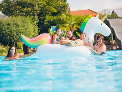 Luxuscamping - Freibad im Camping & Ferienpark Orsingen - Camping & Ferienpark Orsingen Landhaus auf Camping & Ferienpark Orsingen