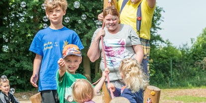 Luxuscamping - Kaffeemaschine - Niedersachsen - Clown Ati mit Kindern - Alfsee Ferien- und Erlebnispark Kleines Germanenhaus für 4 Personen am Alfsee Ferienpark