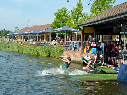 Luxuscamping - Wasserskilift am Alfsee - Alfsee Ferien- und Erlebnispark Kleines Germanenhaus für 4 Personen am Alfsee Ferienpark