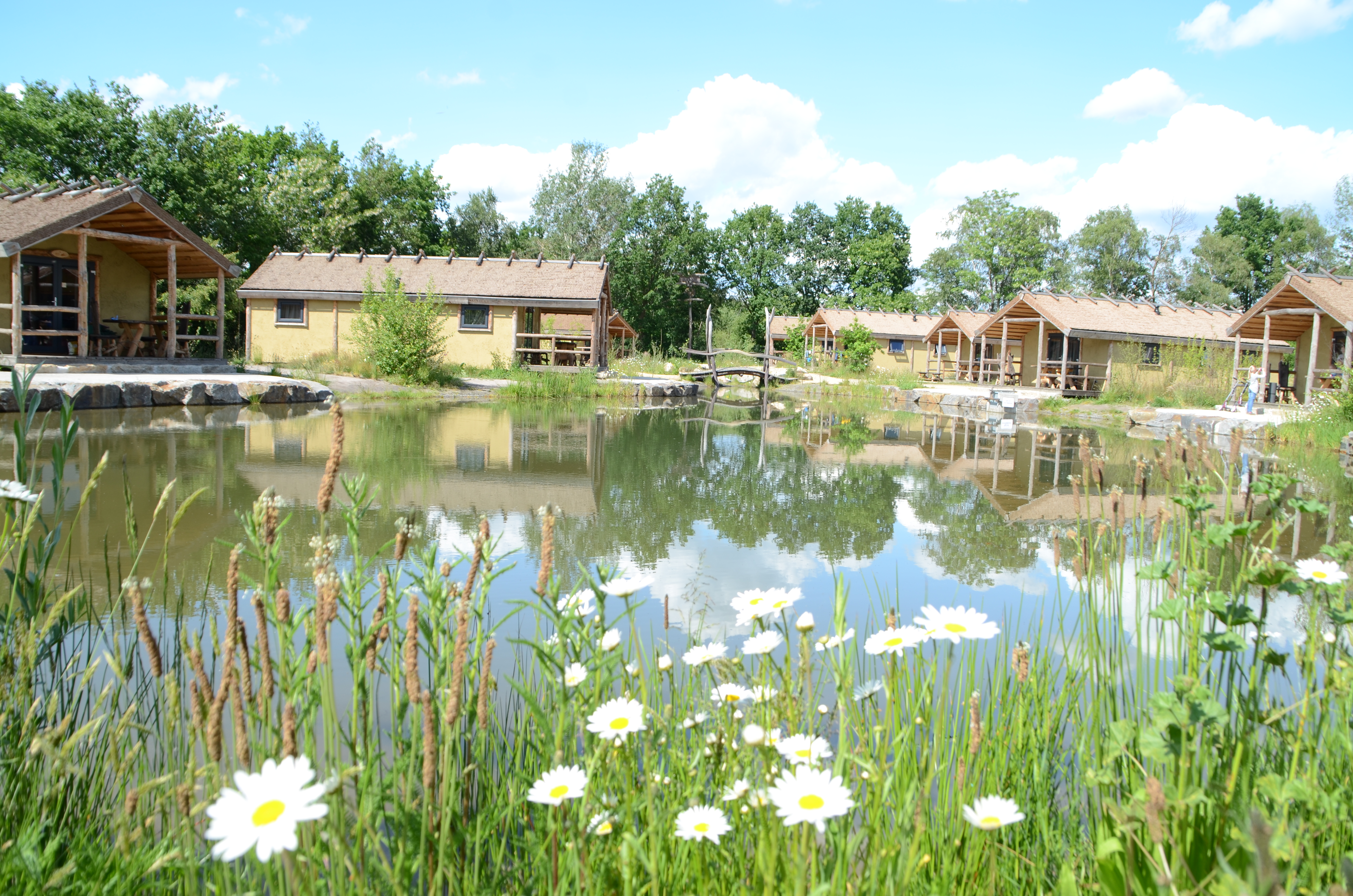 Luxuscamping: Fischerdorf im Germanenland - Alfsee Ferien- und Erlebnispark: Großes Germanenhaus für 6 Personen am Alfsee Ferienpark