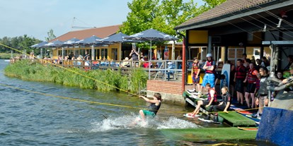 Luxuscamping - Kaffeemaschine - Wasserskilift am Alfsee - Alfsee Ferien- und Erlebnispark Großes Germanenhaus für 6 Personen am Alfsee Ferienpark