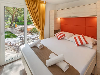 Luxuscamping - Gartenmöbel - Istrien - Camping Resort Lanterna - Meinmobilheim Maro Premium Family auf dem Lanterna Premium Camping Resort