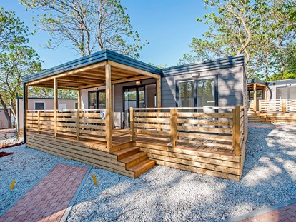 Luxuscamping - Preisniveau: exklusiv - Poreč - Campingplatz Puntica - Meinmobilheim Mediteran Comfort Family auf dem Campingplatz Puntica