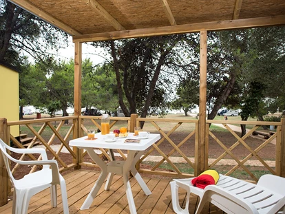 Luxury camping - Kochmöglichkeit - Croatia - Campingplatz Pineta - Meinmobilheim Vanga auf dem Campingplatz Pineta