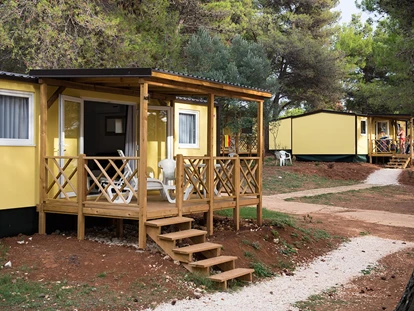 Luxury camping - Kochmöglichkeit - Croatia - Campingplatz Pineta - Meinmobilheim Vanga Premium auf dem Campingplatz Pineta