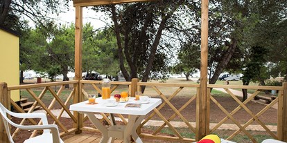 Luxuscamping - Kochmöglichkeit - Pula - Campingplatz Pineta - Meinmobilheim Vanga Premium auf dem Campingplatz Pineta