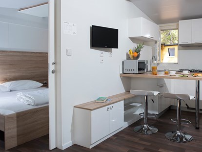 Luxuscamping - getrennte Schlafbereiche - Fažana - Campingplatz Pineta - Meinmobilheim Vanga Premium auf dem Campingplatz Pineta