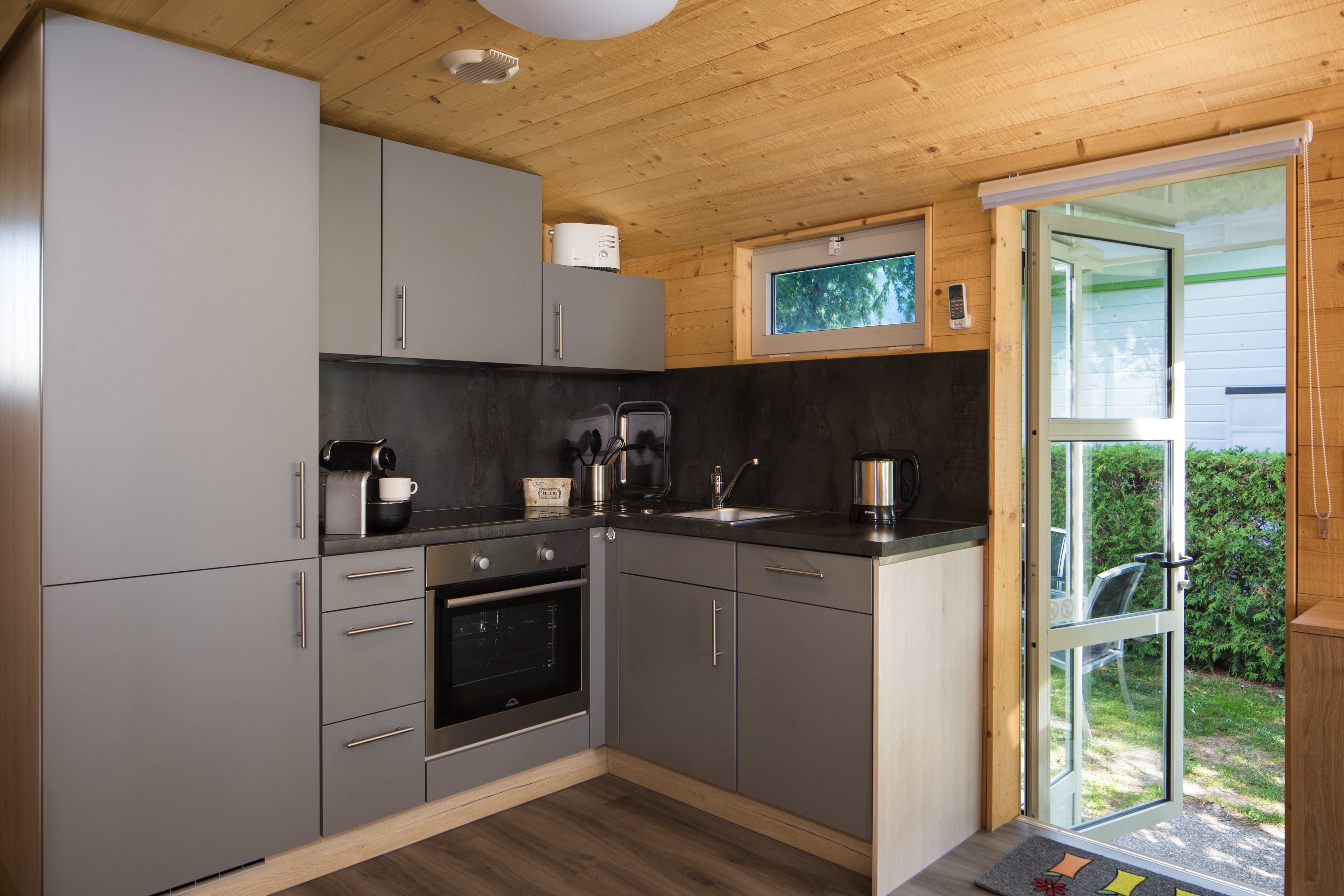 Luxuscamping: Voll ausgestattete Küche - Camping de la Sarvaz: Chalets Alpin am Camping de la Sarvaz