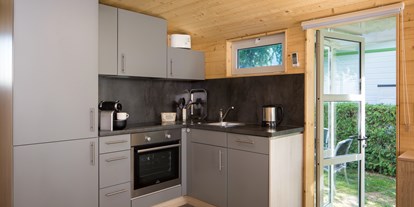 Luxuscamping - Gartenmöbel - Schweiz - Voll ausgestattete Küche - Camping de la Sarvaz Chalets Alpin am Camping de la Sarvaz