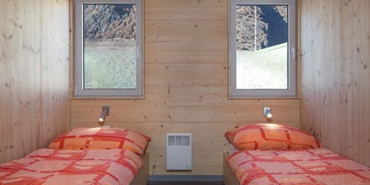 Luxuscamping - Preisniveau: moderat - 2 Zimmern mit einzeln Betten - Camping de la Sarvaz Chalets Alpin am Camping de la Sarvaz