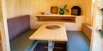 Luxuscamping - PLZ 46499 (Deutschland) - Essbereich der zur Schlafecke verwandelt werden kann - Dingdener Heide Urlaubshöhle