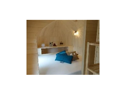 Luxury camping - WC - Niederrhein - Schlafbereich mit direktem Seeblick - Dingdener Heide Urlaubshöhle